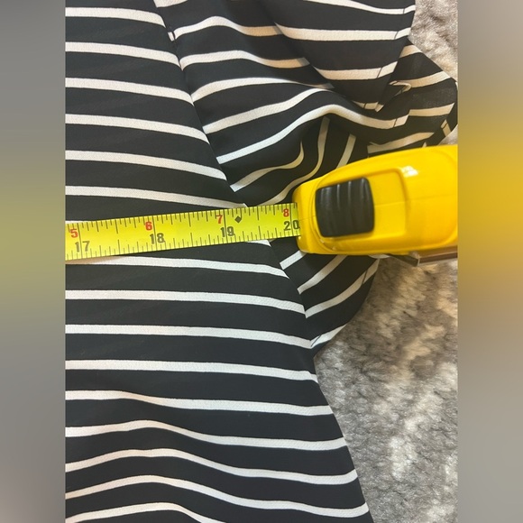 Black and White Striped Women's Top size XL (D-126) - Picture 10 of 10